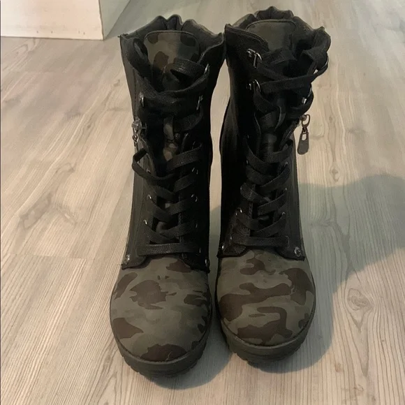 Chunky Heeled Green and Black Boots with Lace-Up Design - Picture 6 of 7